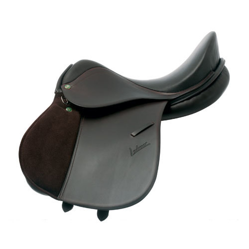 Sela de equitação castanha escura em pele e camurça sobre fundo branco