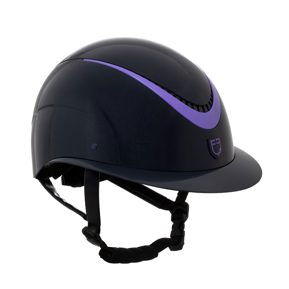 Capacete de equitação preto com detalhes roxos e alças pretas