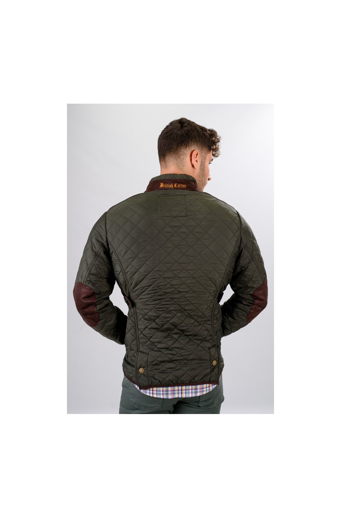 Casaco acolchoado verde-oliva com bordado British Cotton na gola e detalhe nos cotovelos