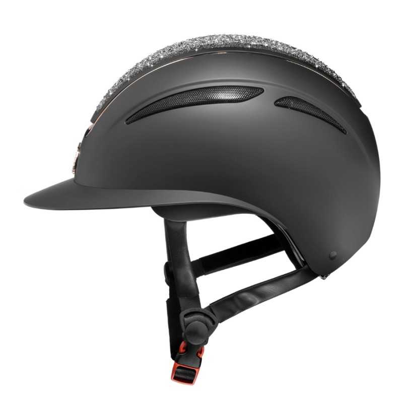 Capacete preto mate com faixa texturizada cinzenta e fecho vermelho