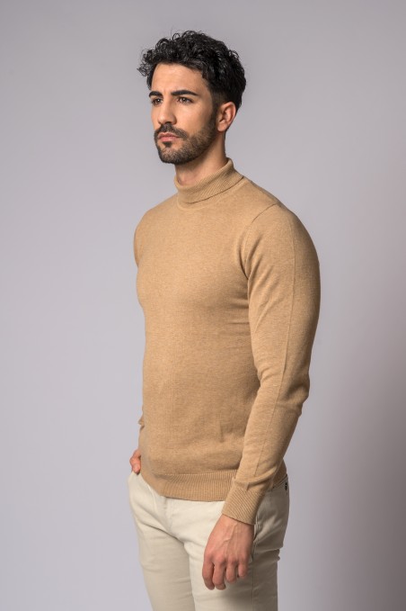 Homem com suéter camel de gola alta e calças claras