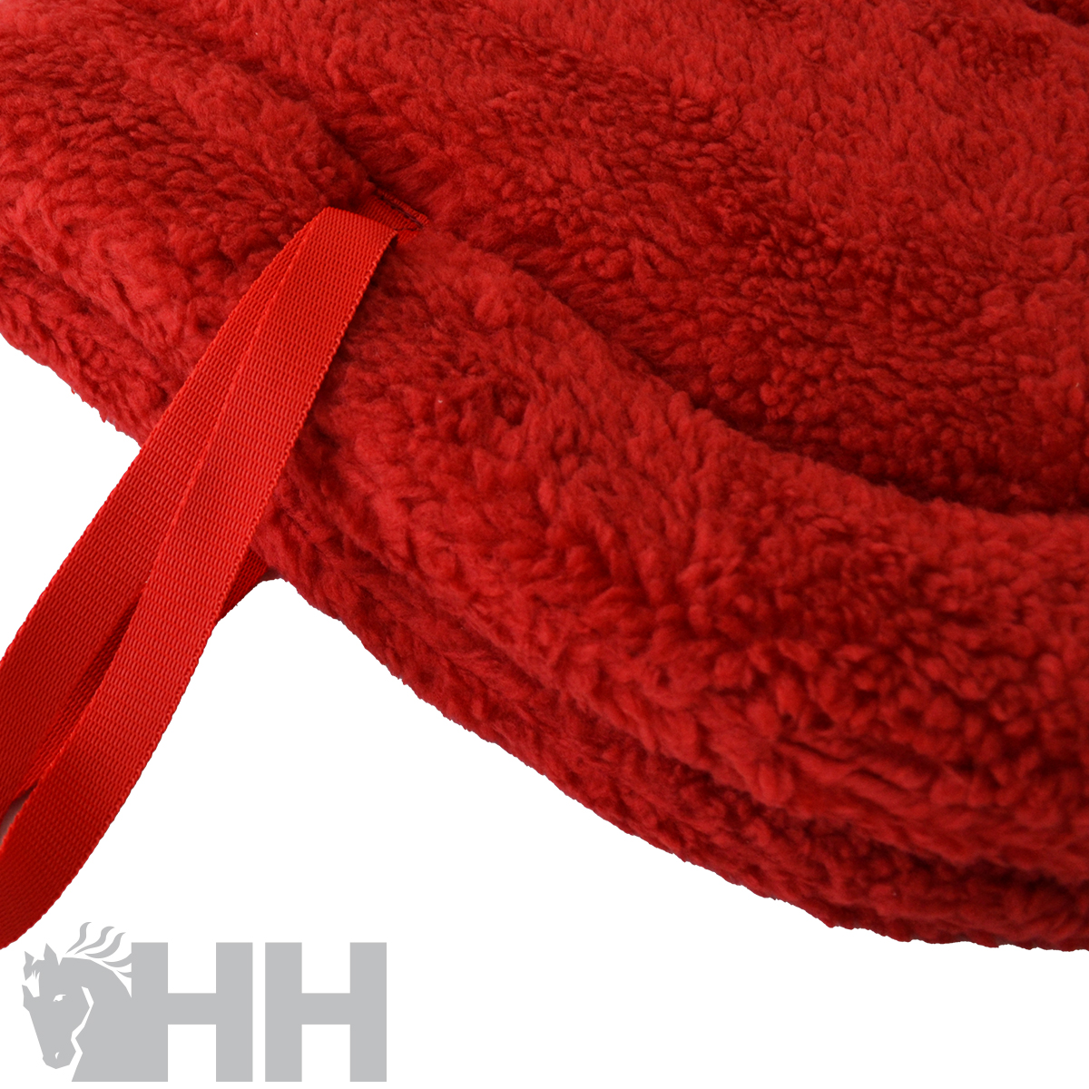 produto de tecido vermelho felpudo com cordão e logo HH
