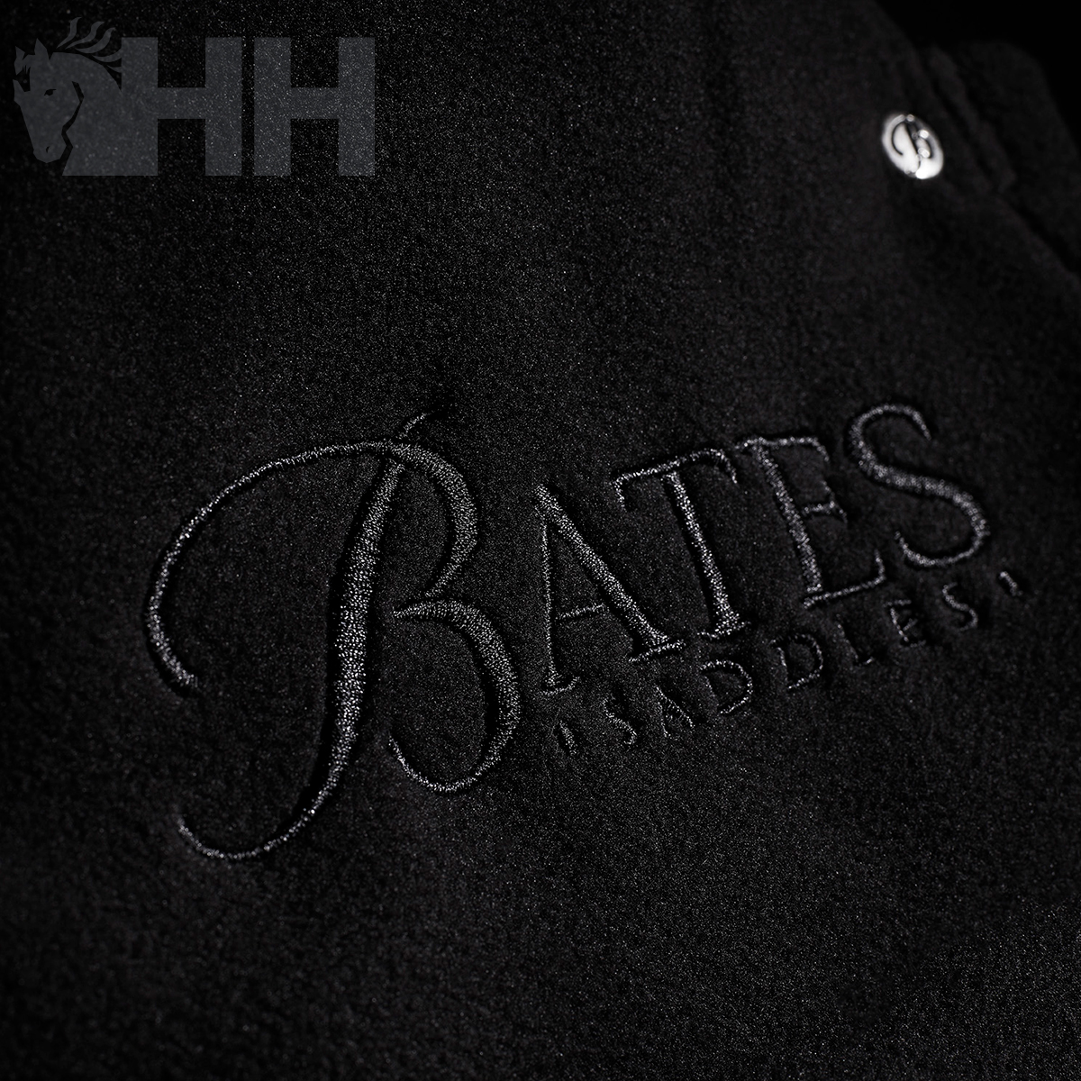 Pano preto com bordado BATES SADDLERY e logótipo HH