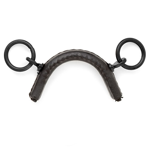 Bridon arqueado com revestimento preto e argolas de metal preto
