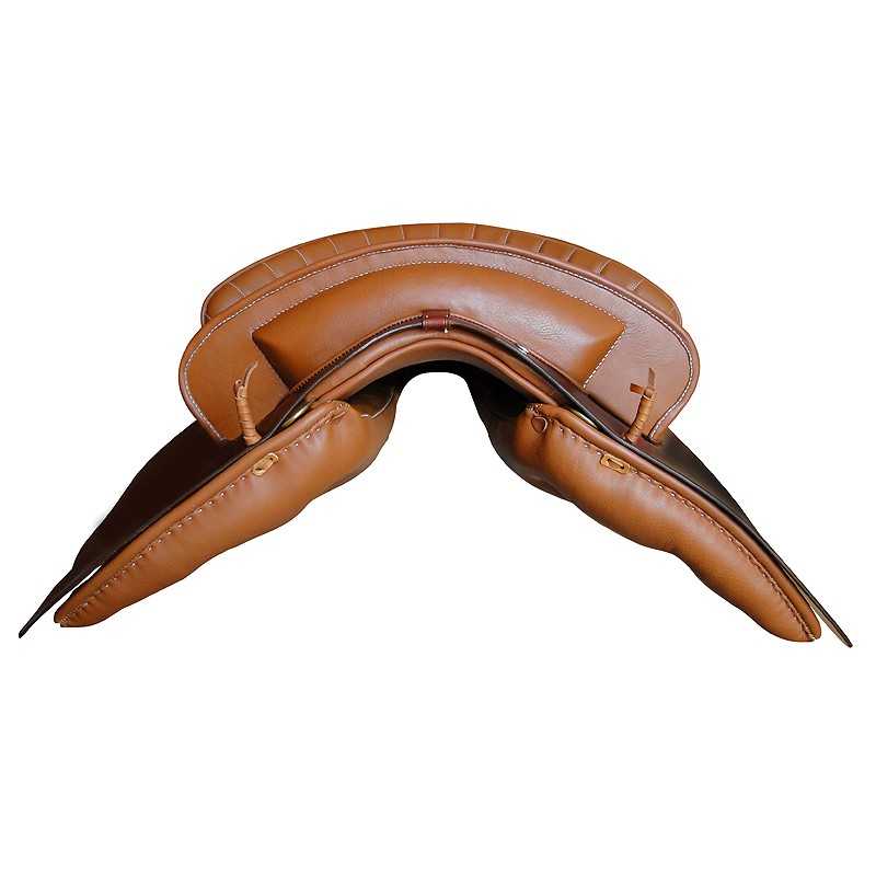 Sela de equitação castanha vista de baixo sobre fundo branco