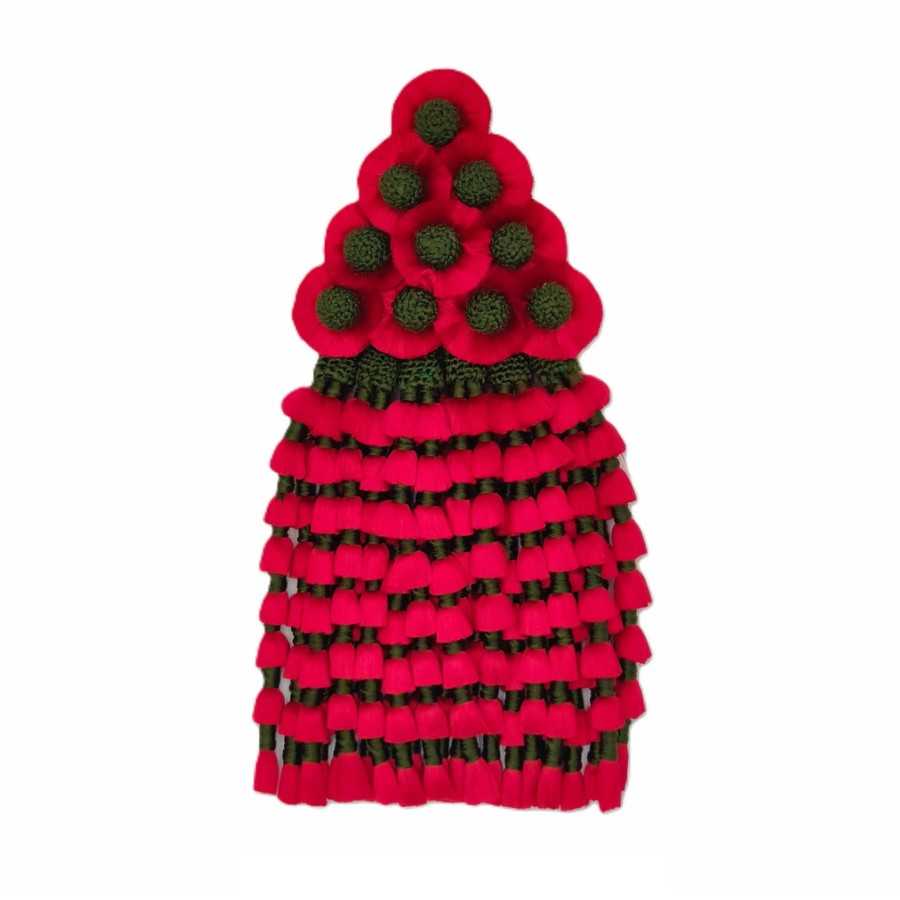 Produto têxtil com pompons vermelhos e verdes em padrão triangular