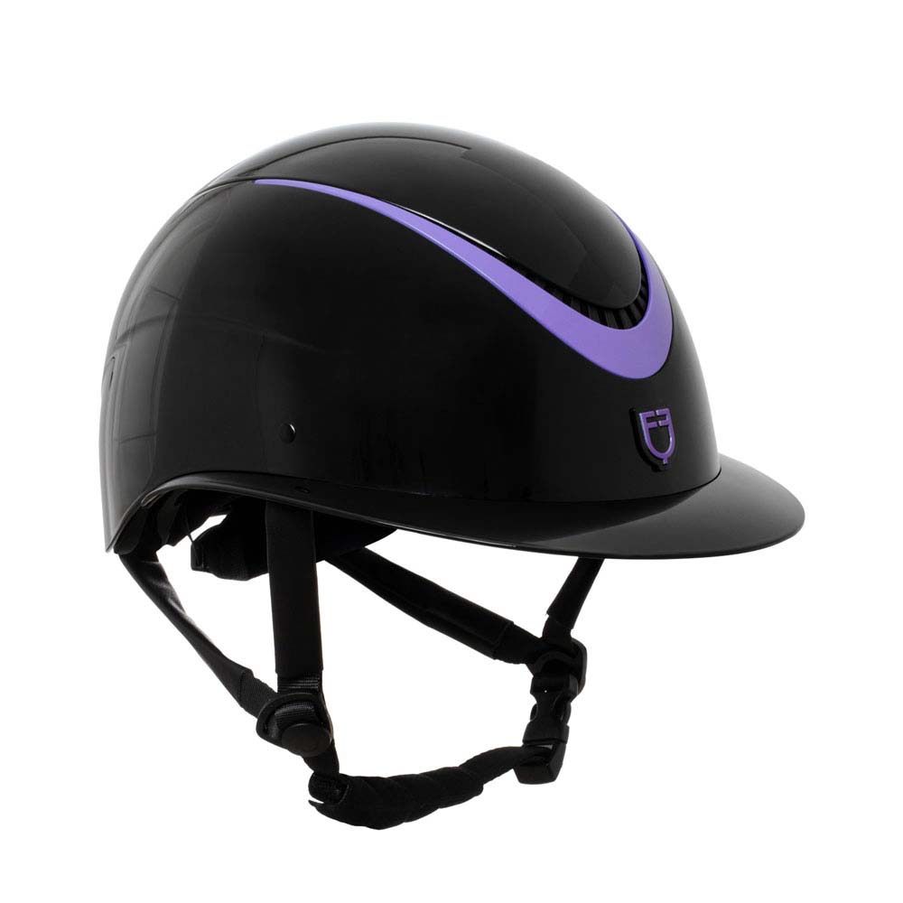 Capacete preto com detalhe roxo e logo FD na frente