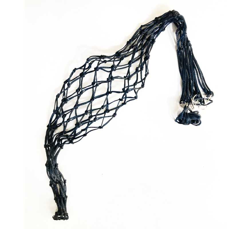 Rede de armazenamento preta em cordas com argolas metálicas