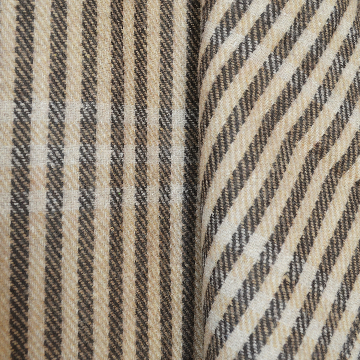 Tecido riscado em castanho, bege e branco com textura felpuda