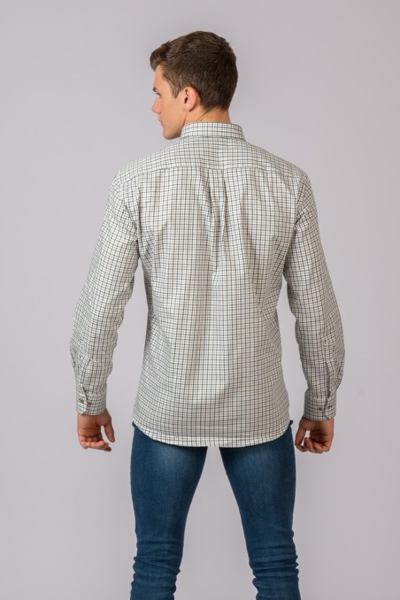 Camisa masculina xadrez branca vista por trás