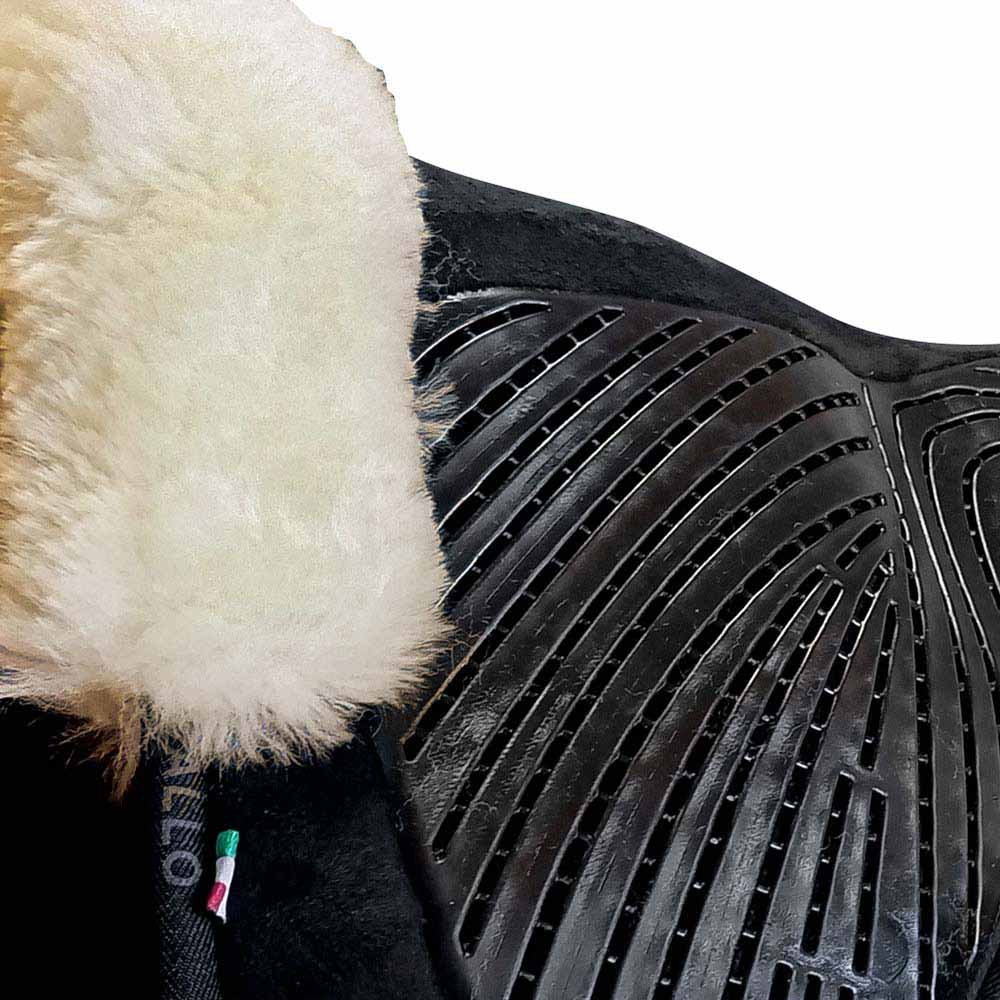 Sela preta com almofada de pelo branco e detalhe com cores da bandeira italiana