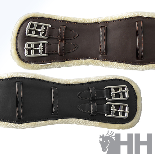 Duas mantas para sela, preta e castanha, com borda de pelo e fivelas metálicas, em fundo branco.