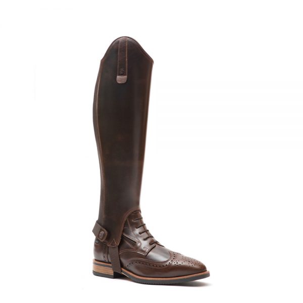 Bota de equitação em couro castanho escuro com perfurações decorativas e fivela no tornozelo