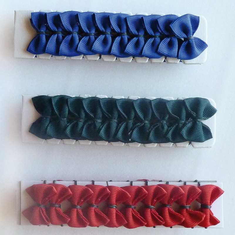 Três conjuntos de ganchos de cabelo com laços em tecido azul, verde escuro e vermelho