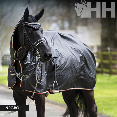 Cavalo vestido com cobertura preta e arnês preto ao ar livre