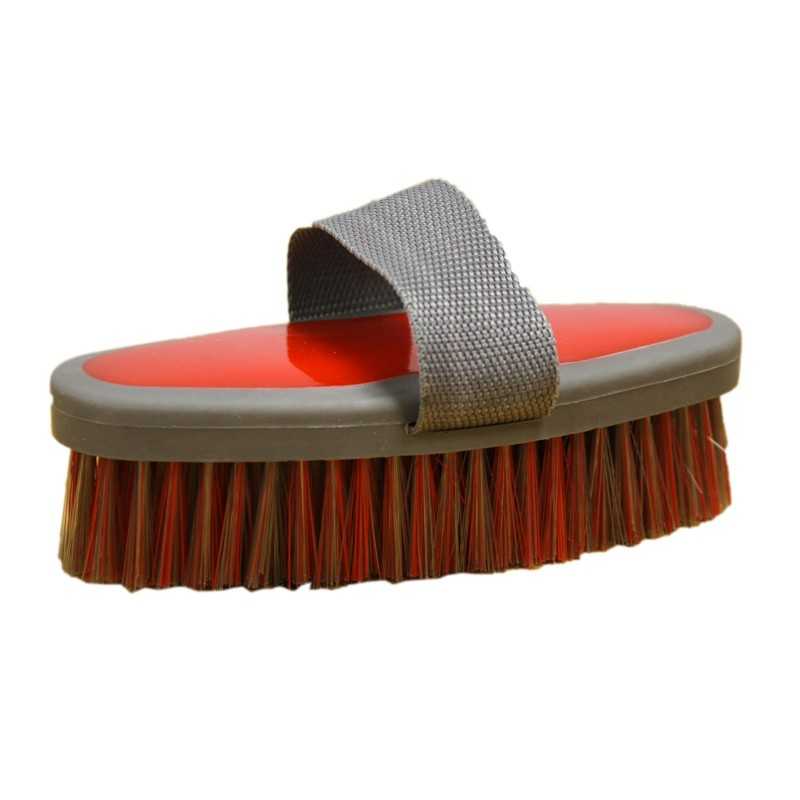 Escova de mão com base vermelha e cerdas castanhas e laranja