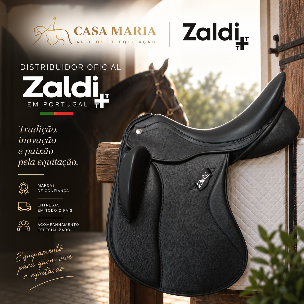 Zaldi Portugal: Casa Maria é Distribuidor Oficial Zaldi Sela de equitação preta Zaldi pendurada num suporte de madeira com cavalo castanho ao fundo