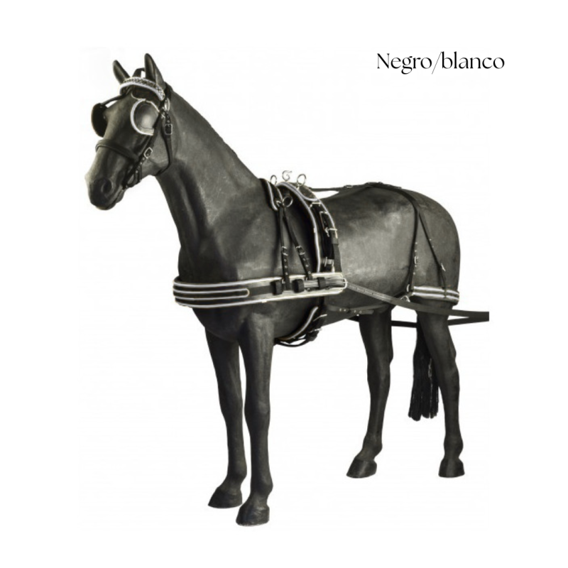 Estátua de cavalo preto com arreios e rédeas em couro preto com detalhes brancos