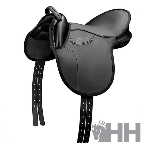 Sela de equitação preta com tiras perforadas e marca Wintec