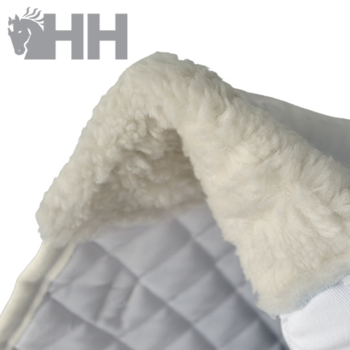 tecido acolchoado cinza e branco com interior felpudo e logotipo HH