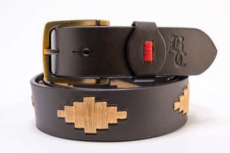 Cinto castanho com fivela dourada e bordados em padrão geométrico