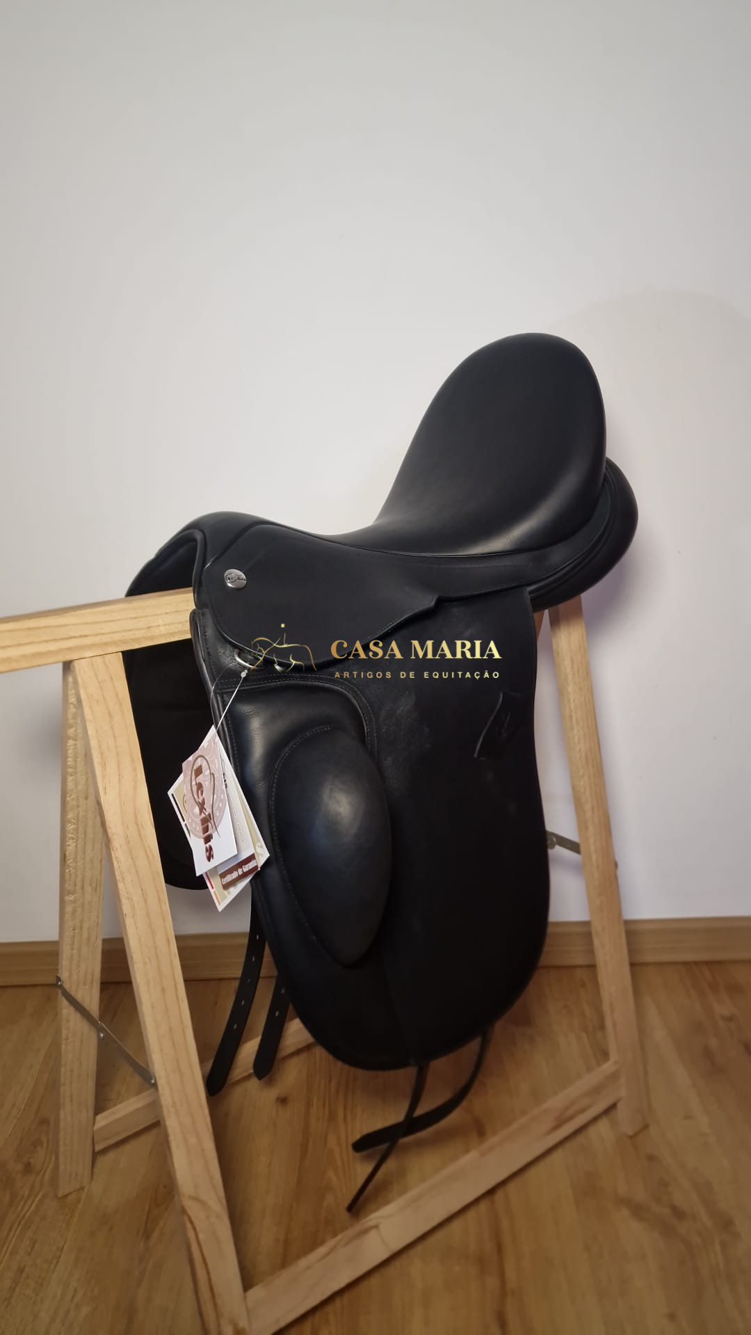 Sela preta em pele sobre estrutura de madeira