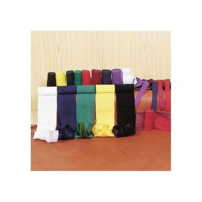 Rolos de faixas coloridas sobre superfície castanha e fundo de madeira clara