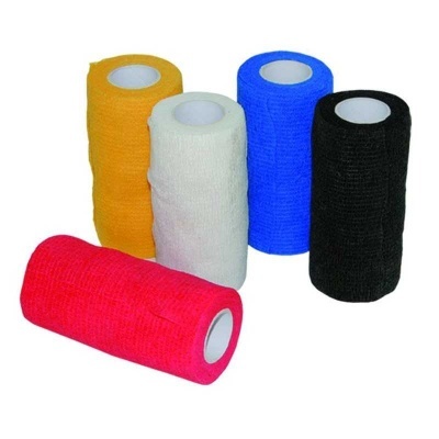 Cinco rolos de bandagem elástica colorida sobre fundo branco