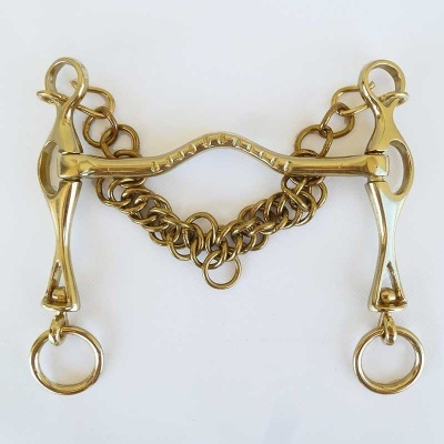 Ferro de boca em metal dourado com argolas e corrente