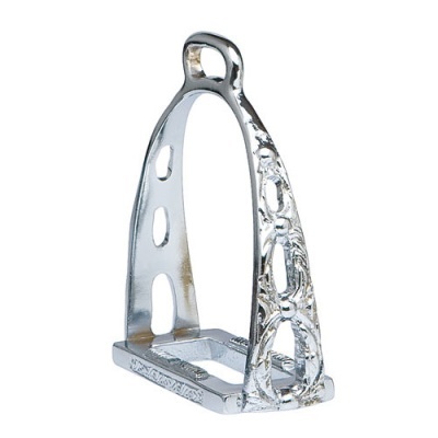 Estrepa de metal cromado com design clássico e ornamentos detalhados