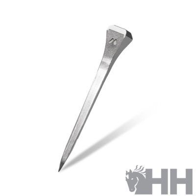 Pregos metálicos prateados com cabeça em forma de losango e símbolo gravado