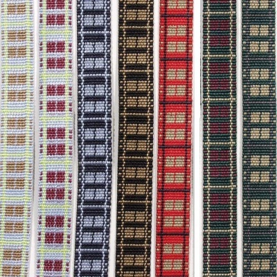 Tiras de tecido decorativo coloridas com padrões geométricos