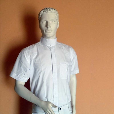Manequim veste camisa branca gola padre e manga curta