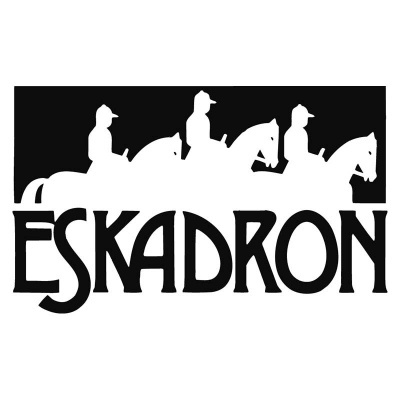 Logótipo com cavaleiros a cavalo e texto ESKADRON