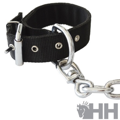 Colar preto de tecido com cadeia metálica prateada