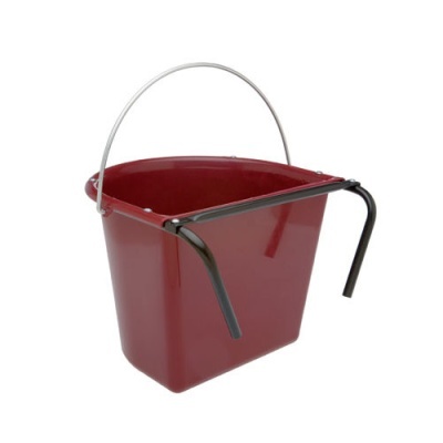 Balde de plástico vermelho com pega metálica e suporte preto