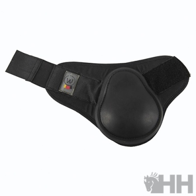 Caneleira negra com proteção rígida e velcro ajustável