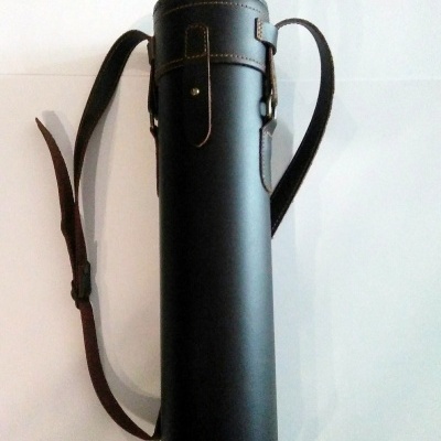 Estojo cilíndrico de couro preto com alça ajustável