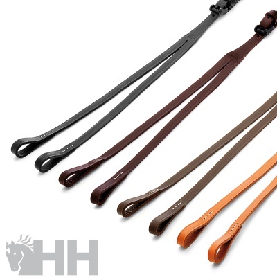 Cinco rédeas de couro em diferentes tons castanho sobre fundo branco