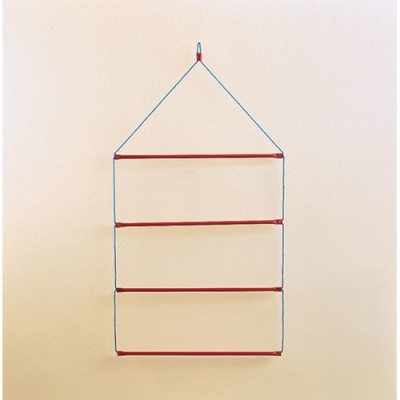 Estrutura suspensa com prateleiras vermelhas e suporte azul pendurada na parede