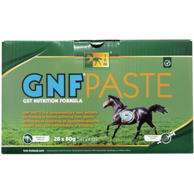 Caixa verde com suplemento alimentar para cavalos e imagem de cavalo preto.