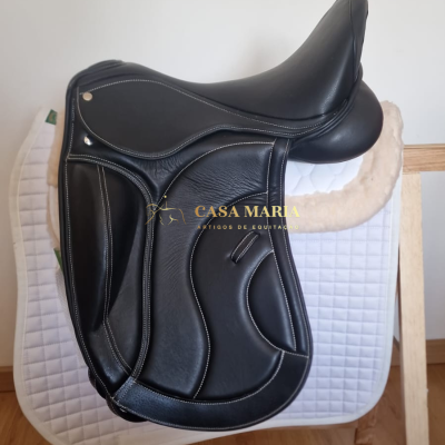Sela de equitação preta em couro sobre almofada branca quadriculada