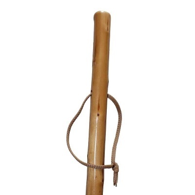 Cajado de madeira claro com cordão de cordeiro amarrado