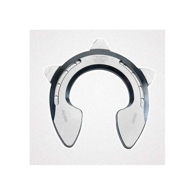 Ferradura metálica prateada com detalhes cortantes para cavalo sobre fundo branco