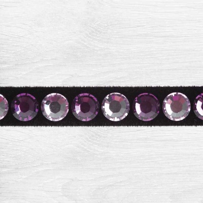 Tira de tecido preto com pedras roxas redondas e faceteadas