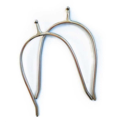 Dois esporas metálicas prateadas em fundo branco