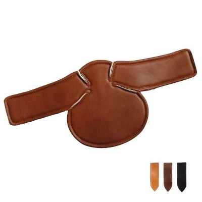 Produto em pele castanha acolchoada com duas extensões laterais e três outras peças de pele coloridas