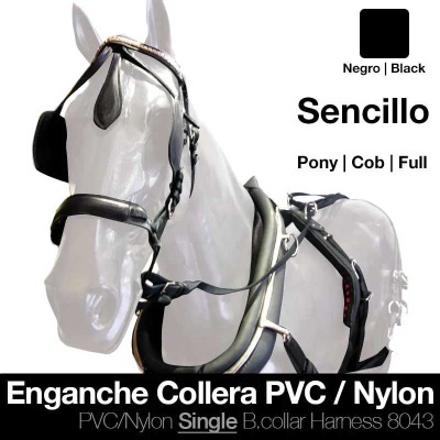 Arnês preto de PVC e nylon para cavalo com tiras acolchoadas sobre cavalo branco