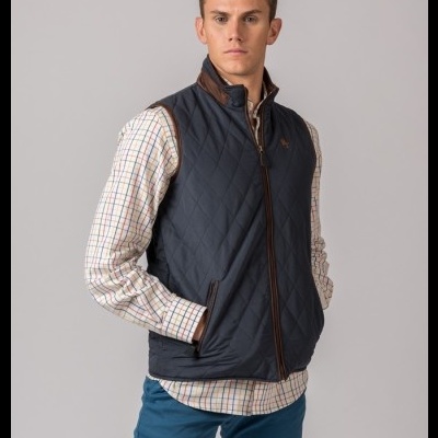 Homem com colete acolchoado azul e camisa quadriculada