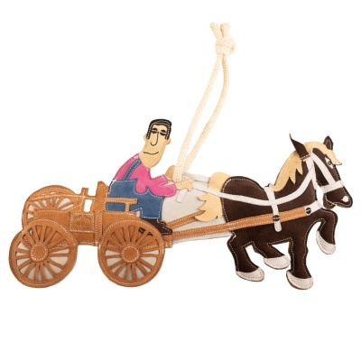 Figura decorativa de tecido com homem num carroça puxada por dois cavalos